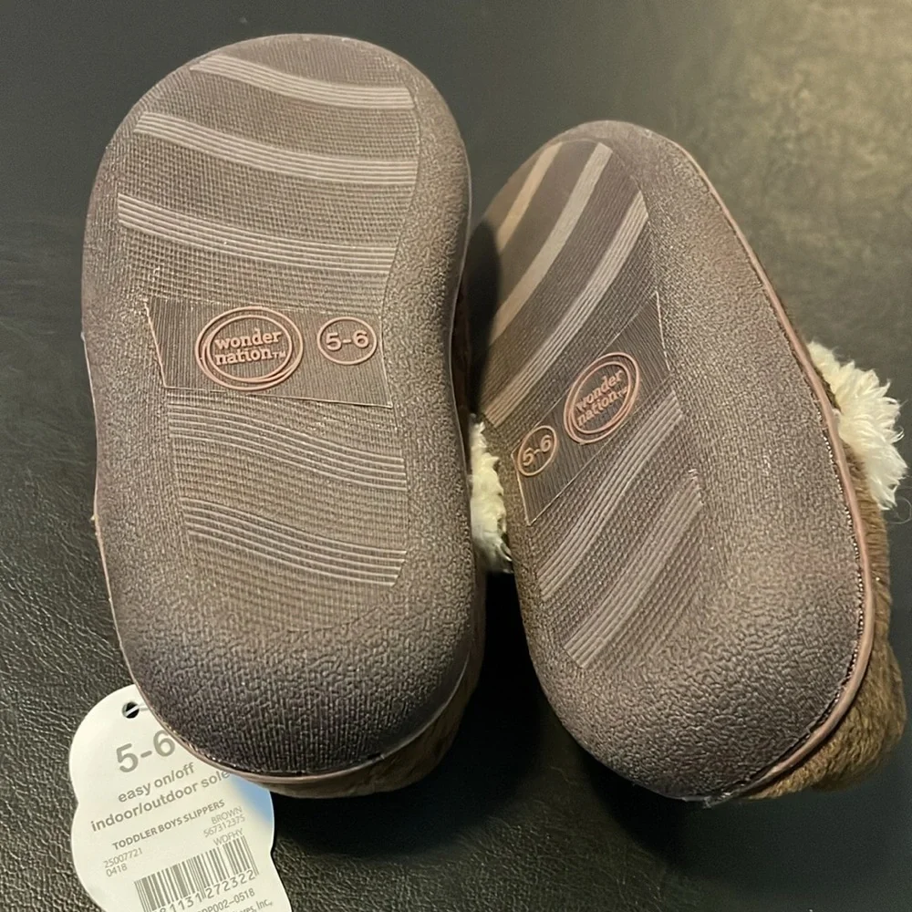 WONDER NATION Indoor/Outdoor Dog Slippers, Toddler Boys 5.5, Brown Cream